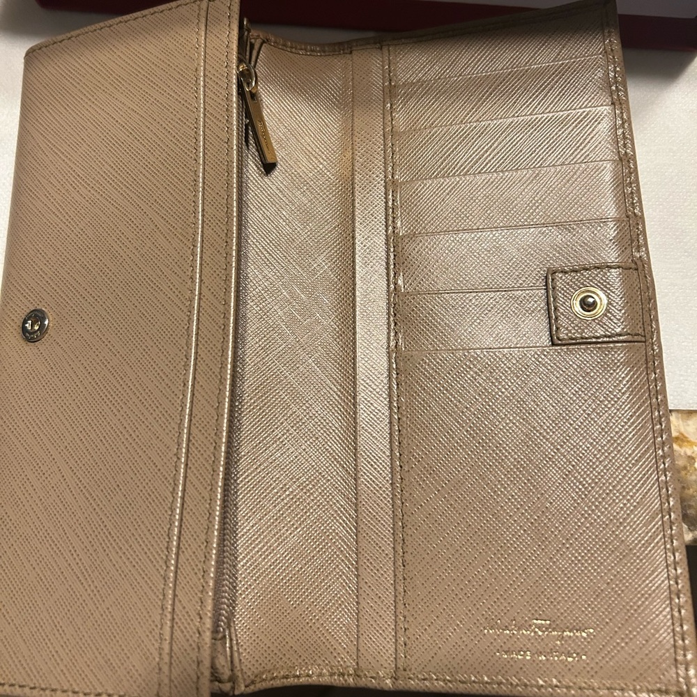 Salvatore Ferragamo Wallet Long!